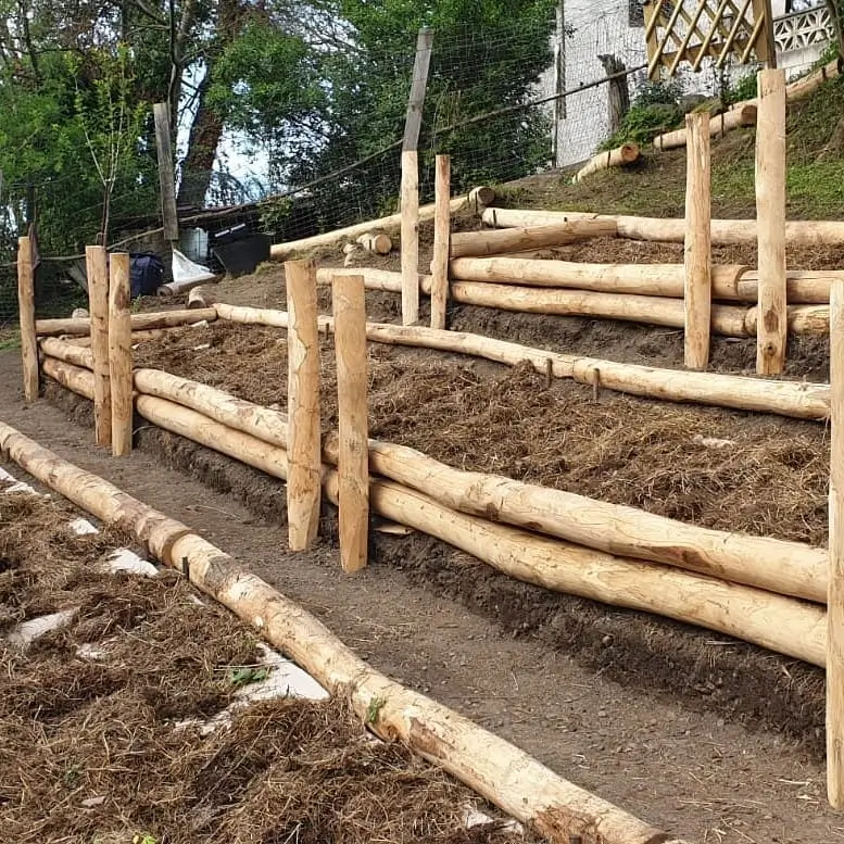 Ejemplo de proyecto agro jardineria orgánica para una huerta por bancales con troncos.